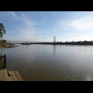 Die Hängebrücke für Fußgänger über den Mae Nam Ping in Tak